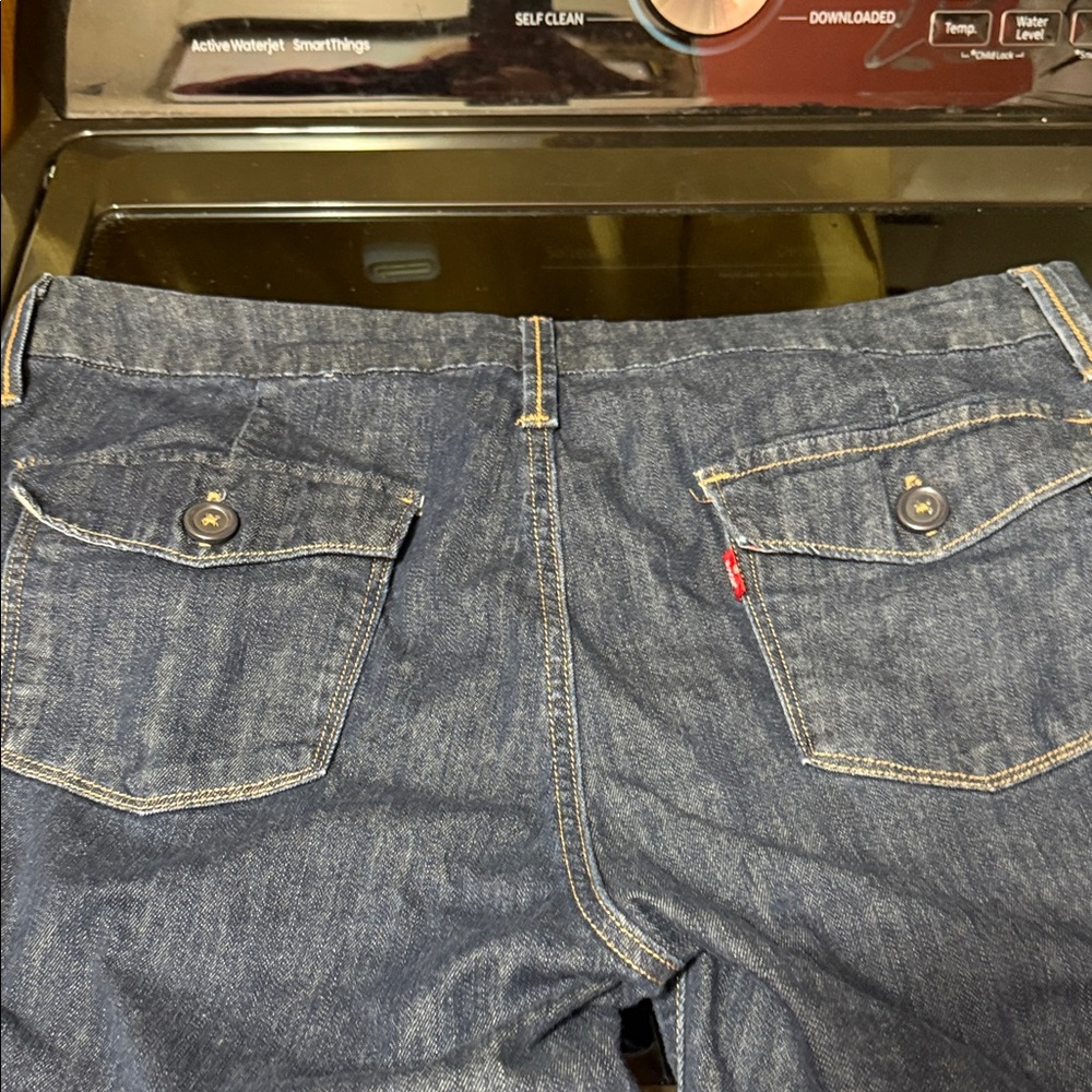 Levi’s Classic Blue Women's Jeans 12 medium. Boot cut back button pockets - Picture 4 of 4